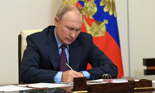 Путин поддержал предложение о доплатах пенсионерам