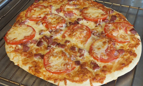 Возьмите кефир и воду — за 5 минут получится идеальное тесто для пиццы: тонкое и мягкое