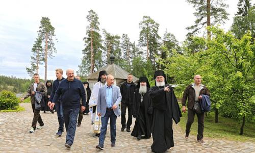 Названа стоимость кроссовок Путина