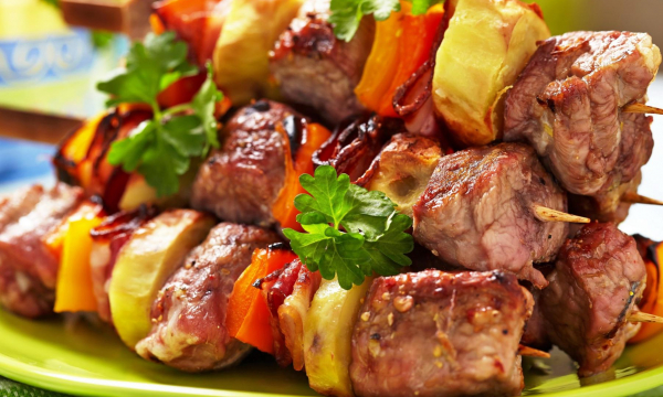 Названо самое опасное мясо для шашлыка