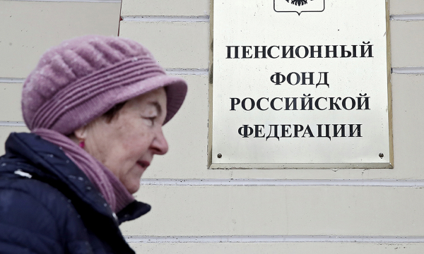 Назван способ начать получать пенсию супруга