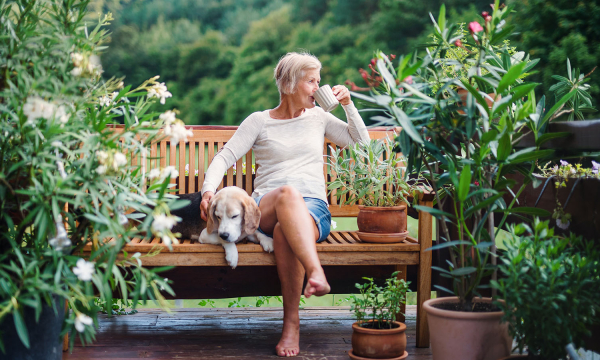 Почему женщины выходят на пенсию раньше, но получают меньше