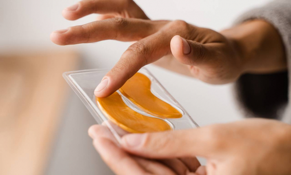 Косметолог рассказал о способах усилить эффект патчей для глаз