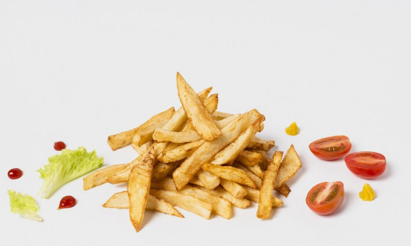 Будет румяной и хрустящей: как приготовить картошку фри в духовке