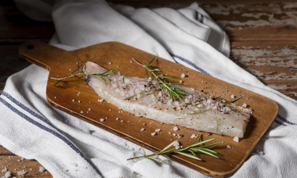 Названа рыба, которая намного дешевле и полезнее лосося: продается в любом магазине