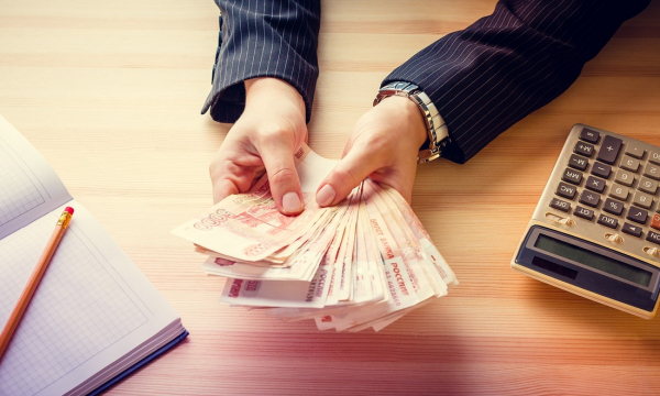 Кому с 1 октября повысят зарплаты и пенсии: названы категории и суммы